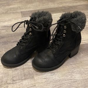 Black woman’s booties with fur collar